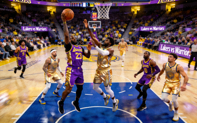 NBA湖人队与勇士队激烈对抗赛场图片